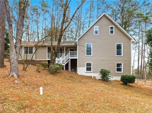 790 Pine Ridge Dr, Stone Mountain, GA 30087