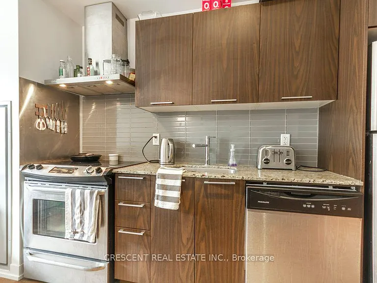 650 King St W #402 — Photo 12