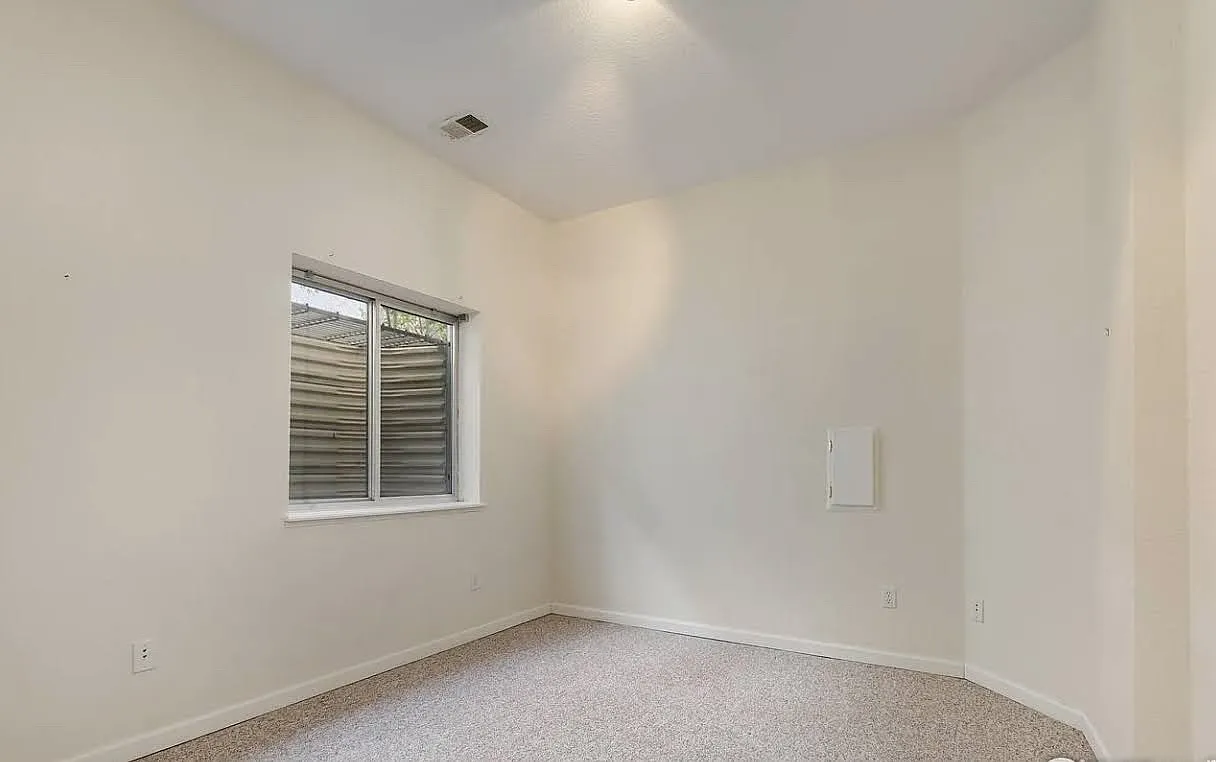 4866 Franklin Dr — Photo 4