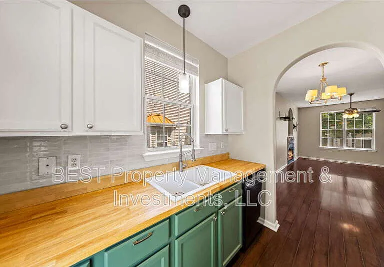 8130 Kings Creek Dr — Photo 15