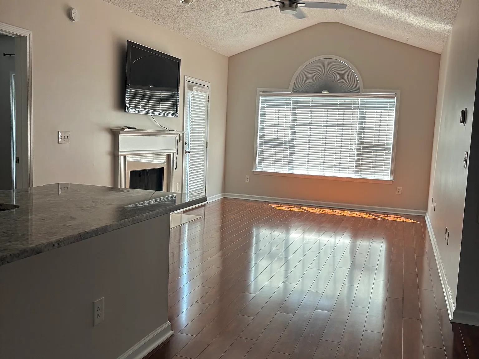 2 bed, 1215 sqft, $2,400 — Photo 4
