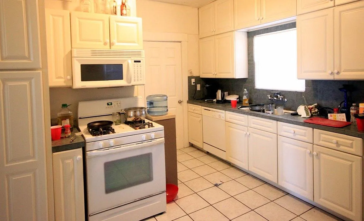 3 bed, 1050 sqft, $2,100 — Photo 4