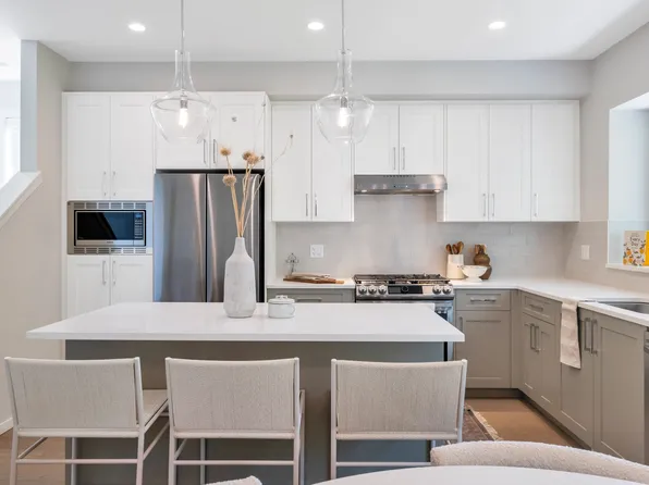 1833 165a St #124, Surrey, BC V3Z 9N3