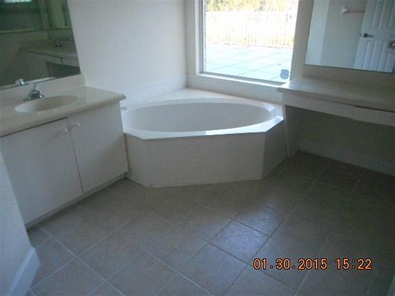 3rd image of 7 Queen Ann Ct