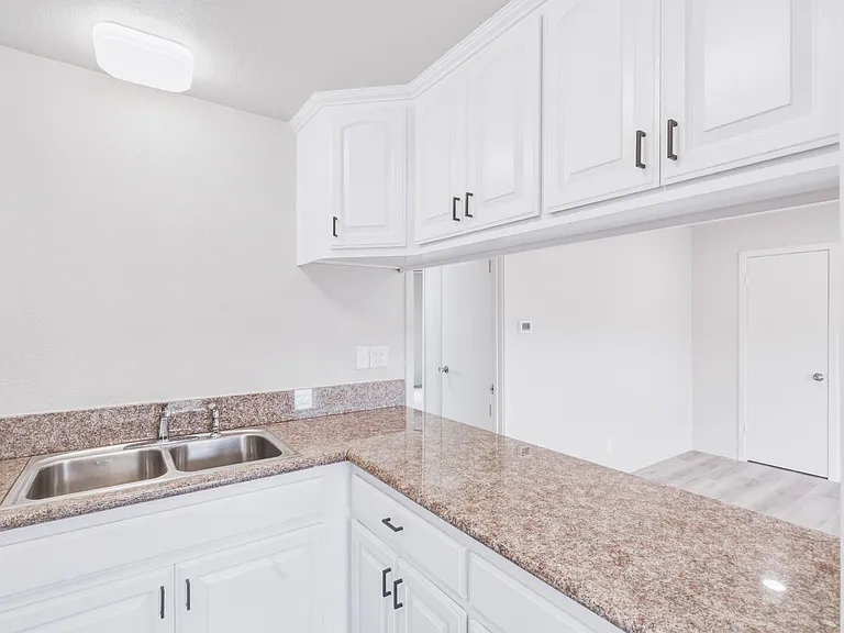 Del Amo Residences — Photo 9