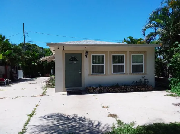 135 Hawthorne Dr, Lake Park, FL 33403
