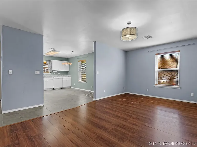 1449 S Oak Ave — Photo 8