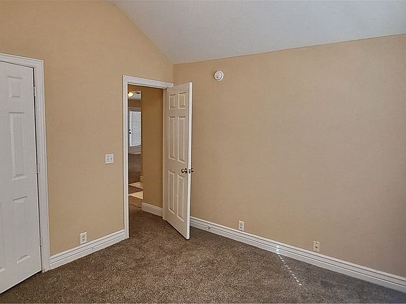 3rd image of 810 SW Navajo Dr