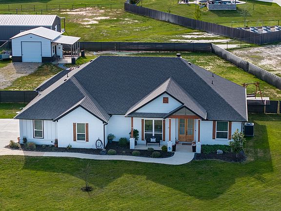 3rd image of 111 Bluegrass Trl