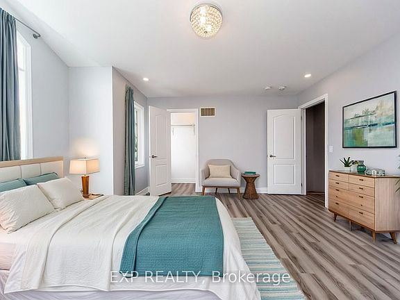 4th image of 734 Cook Cres