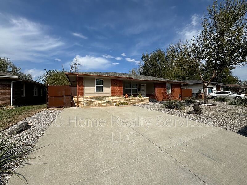1st image of 1617 NE 47th St