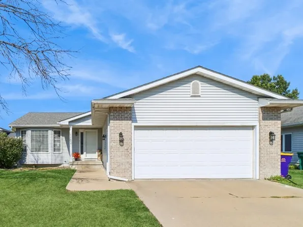 1102 E Henderson Pl, Indianola, IA 50125
