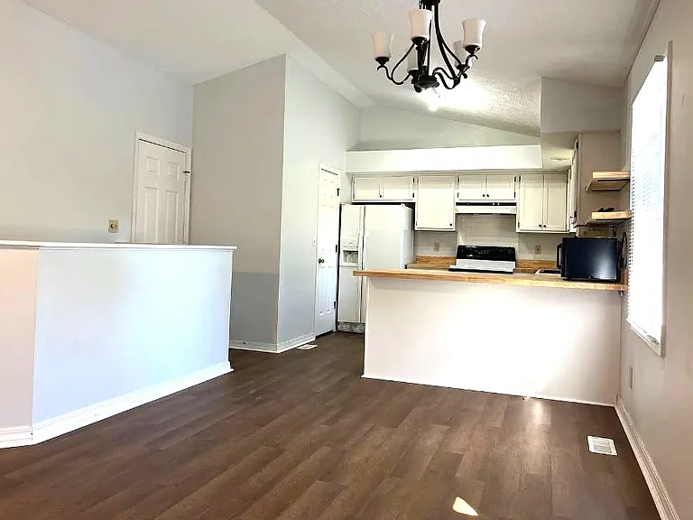 821 W Rosewood Dr — Photo 3