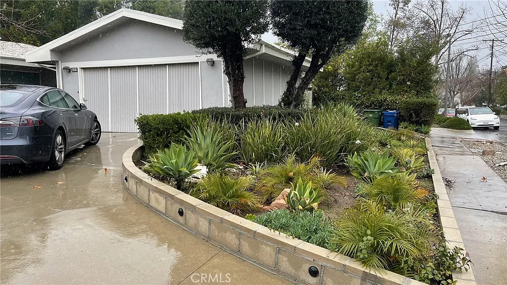 3 bed, 2.5 bath, 1616 sqft, $7,449 — Photo 2