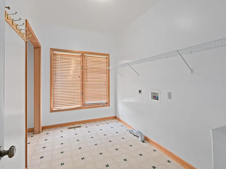 1221 Hawthorne Ln — Photo 30