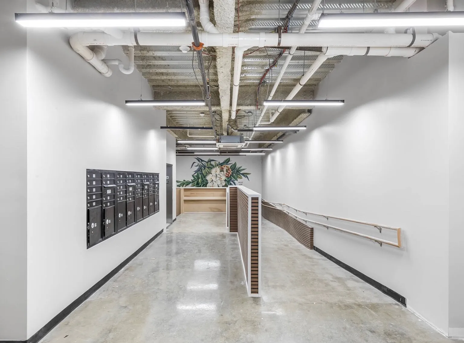 400 W Broadway — Photo 2