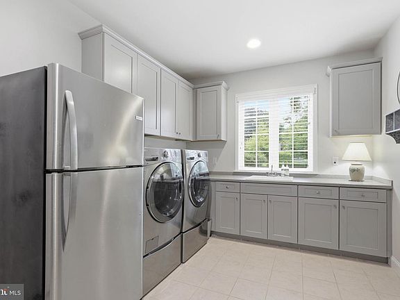 3rd image of 1154 Edgemoor Ct