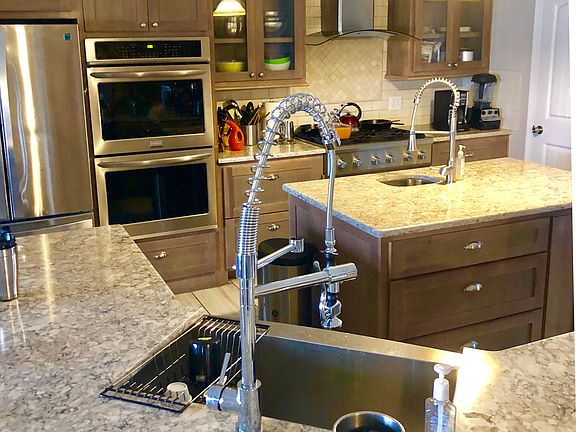 Big kitchen; 2 islands/sinks