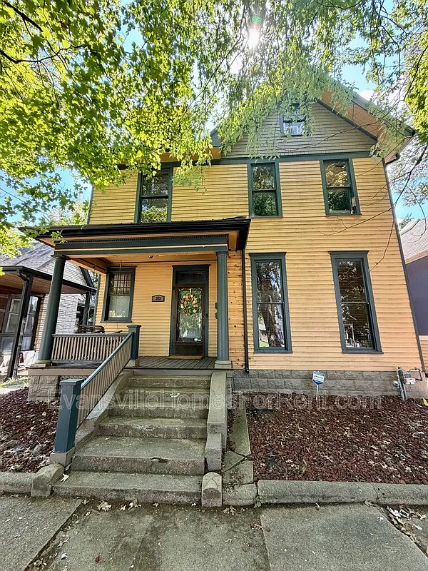 2 bed, 1.0 bath, $1,350 — Photo 1