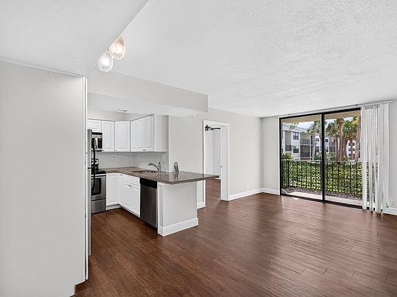 4th image of 706 Executive Center Dr APT 23