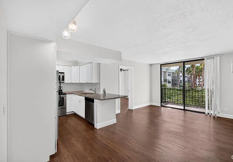 706 Executive Center Dr #23 — Photo 4
