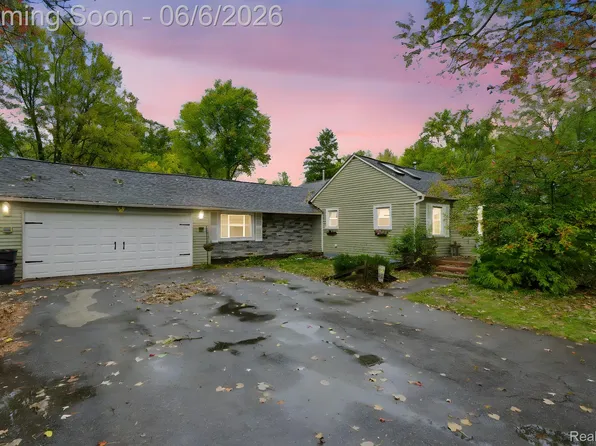 8749 Pacton Dr, Shelby Township, MI 48317