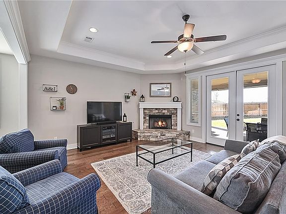 3rd image of 2619 Kimbolton Dr