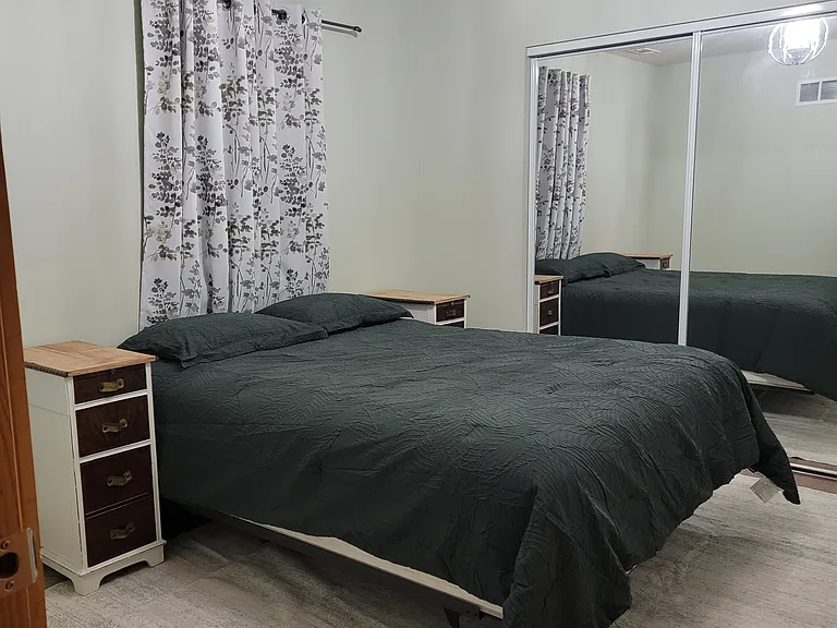 Main bedroom, queen size Select Comfort bed