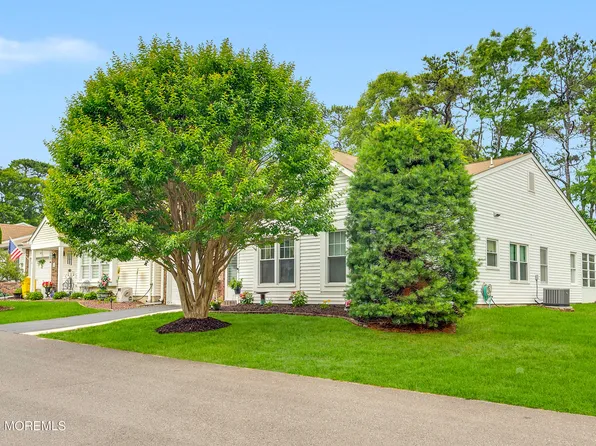 28 Nicole Court, Lakewood, NJ 08701