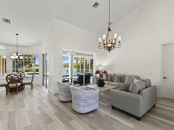 4th image of 7 Blue Hill Ct