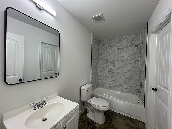 3rd image of 25 E Biscayne Rd