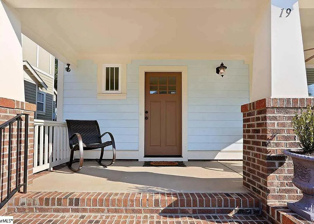 3 bed, 2.5 bath, 1350 sqft, $2,400 — Photo 4