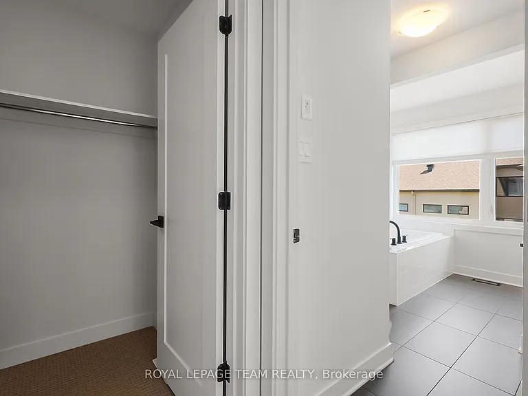 799 Cairn Cres — Photo 46