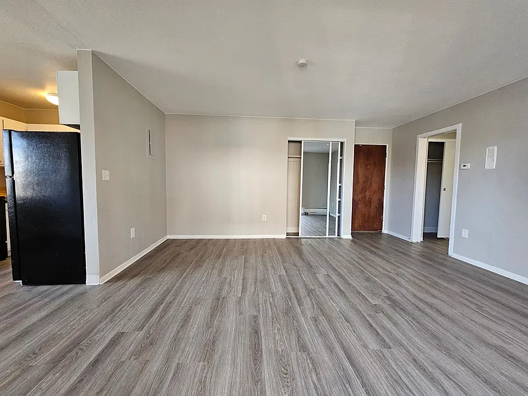 1990 N Beeler St #8 — Photo 2