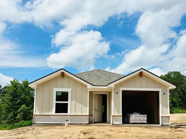 225 Spokane St, Gladewater, TX 75647