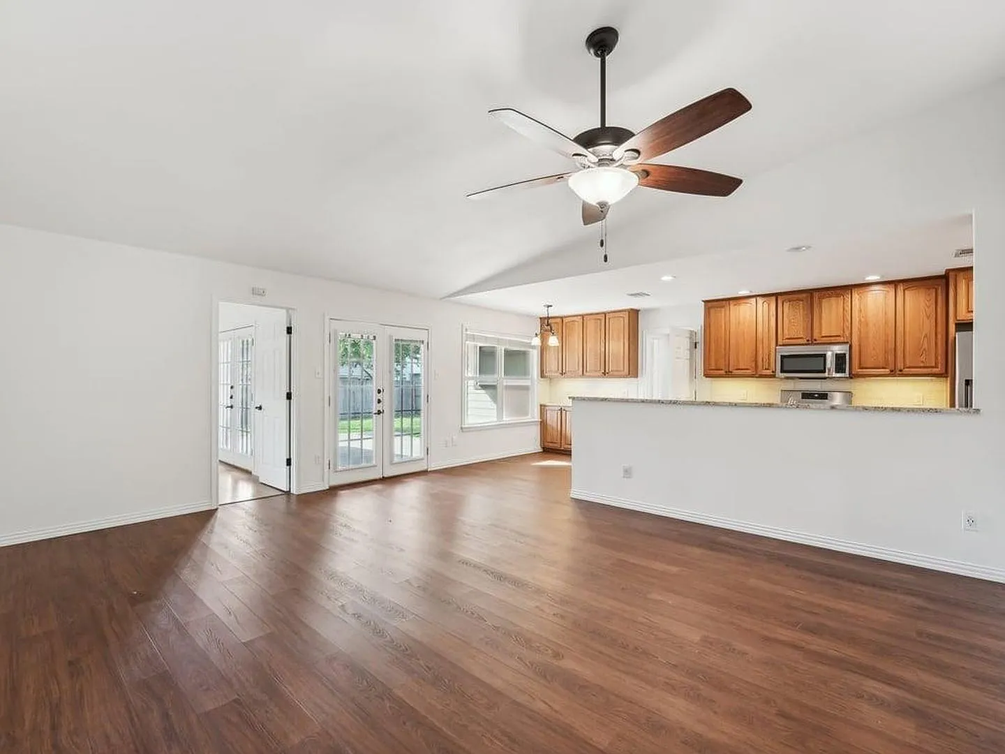 4 Bed / 3 Bth with a great backyard — Photo 4