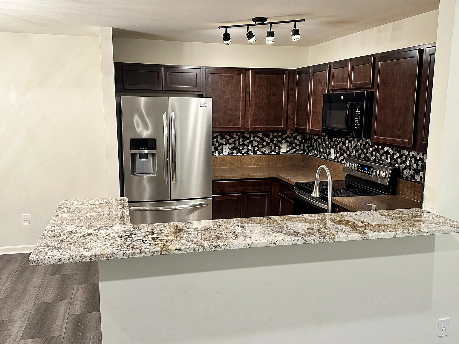 3 bed, 1600 sqft, $2,200 — Photo 4