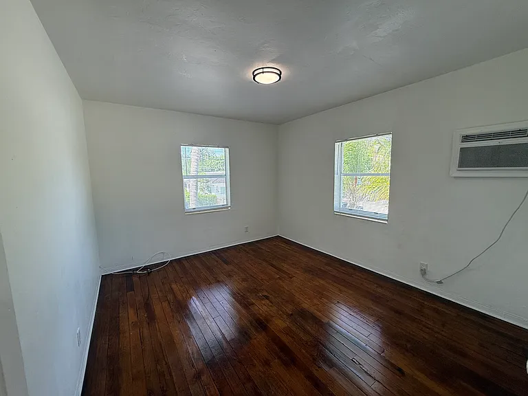 512 NE 68th St #UPSTAIR — Photo 13