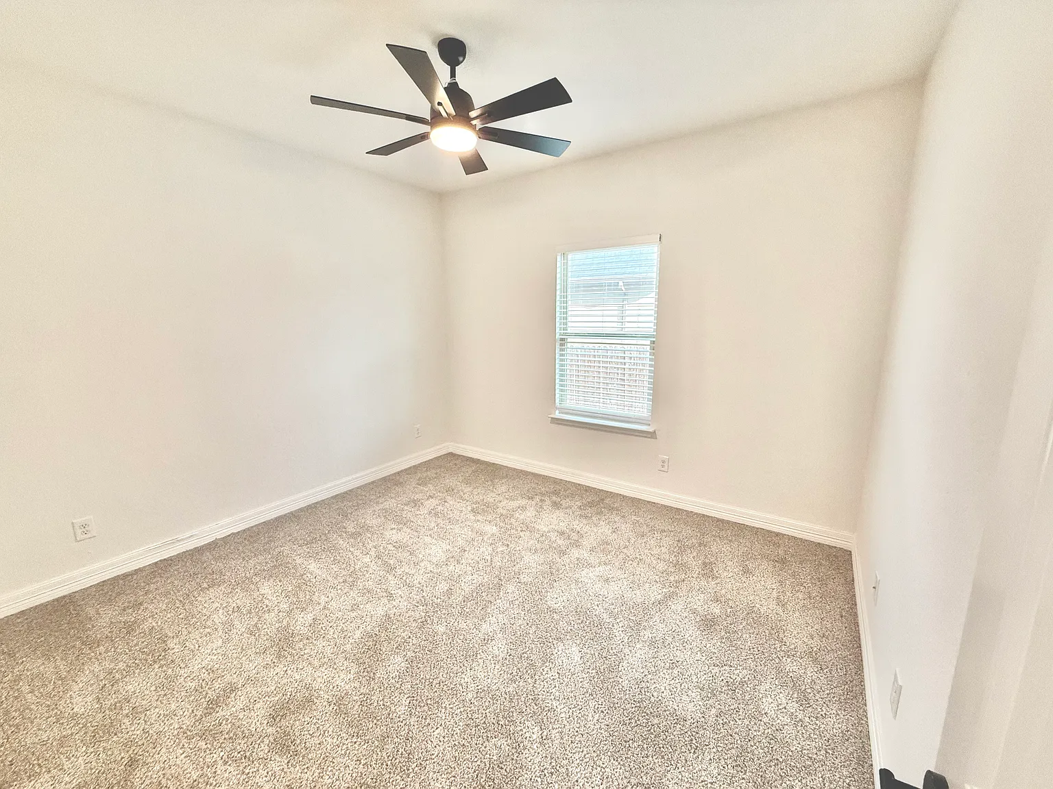 4 bed, 2285 sqft, $2,200 — Photo 3