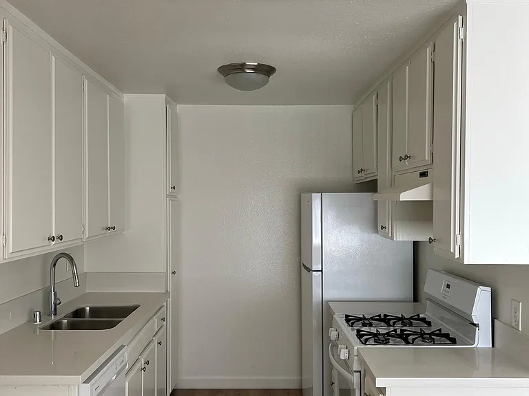 14109 Delano St #5 — Photo 6