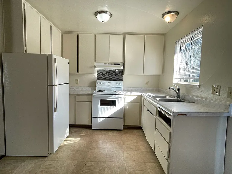 Sharis Apartments — Photo 69