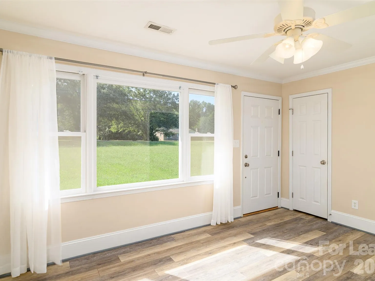 3 bed, 2.0 bath, 1305 sqft, $1,995 — Photo 2
