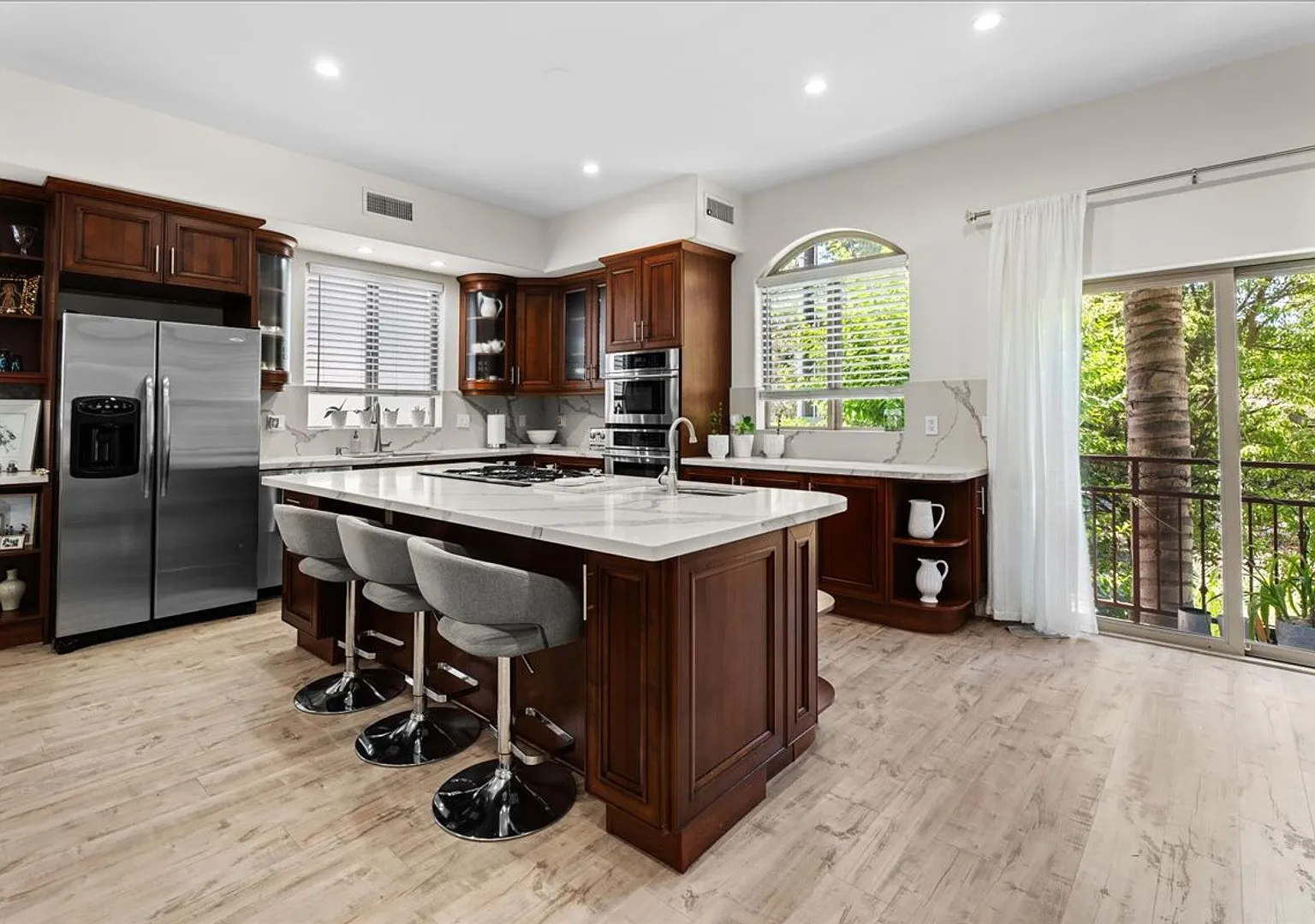 Spacious Tri-Level Townhome in Valley Village — Photo 1