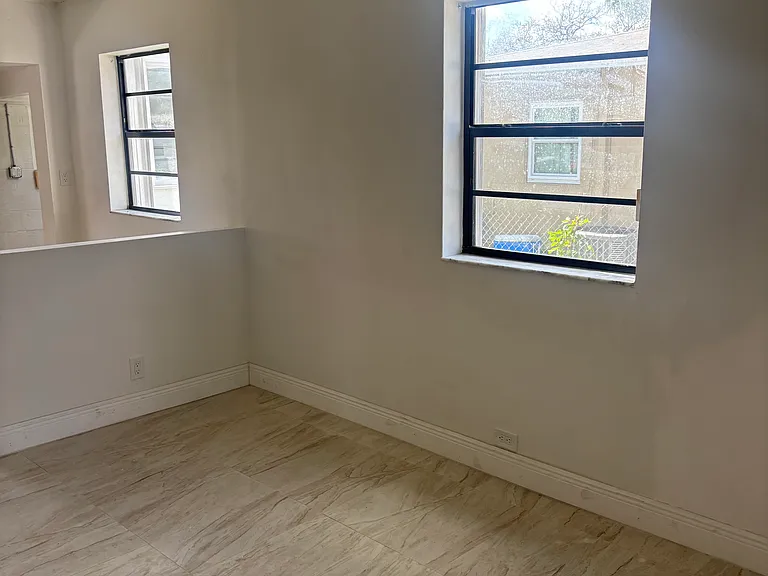 2542 Taft St — Photo 13
