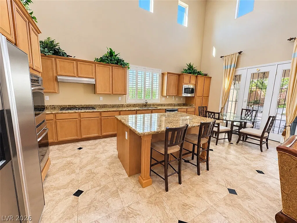 4 bed, 2.5 bath, 3417 sqft, $3,552 — Photo 2
