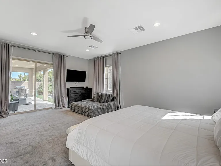 3943 Reyes Ave — Photo 37