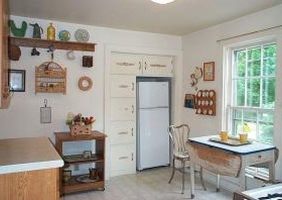 4th image of 1559 Whiterock Ave