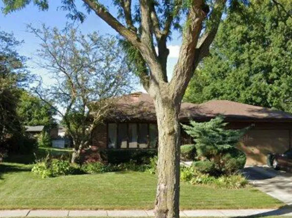424 W 65th St, Westmont, IL 60559