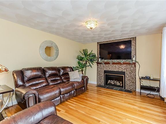 5th image of 45 Bayberry Ln