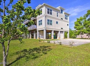 123 Lakewood Dr, Waveland, MS 39576